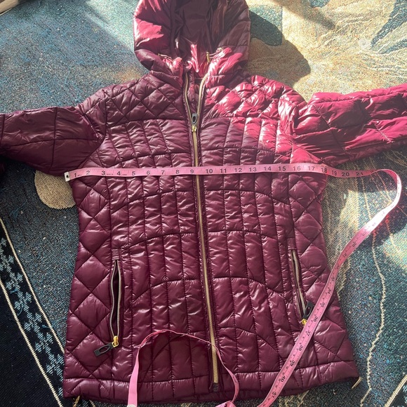 Steve Madden Quilted Puffer Jacket Women’s S Burgundy Hooded Zip Coat Gold Trim - Picture 14 of 16